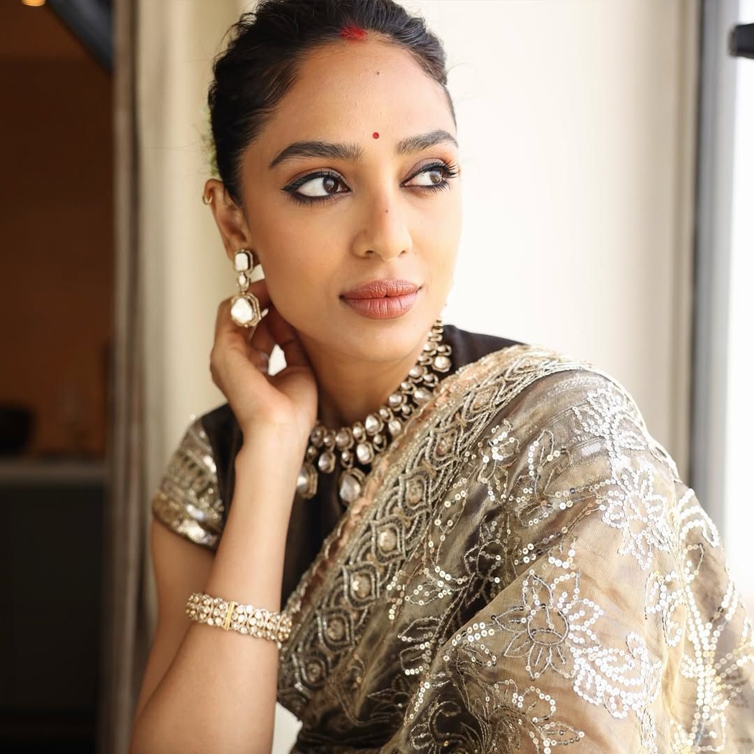 Sobhita Dhulipala’s olive green Manish Malhotra sari was cut from tissue fabric